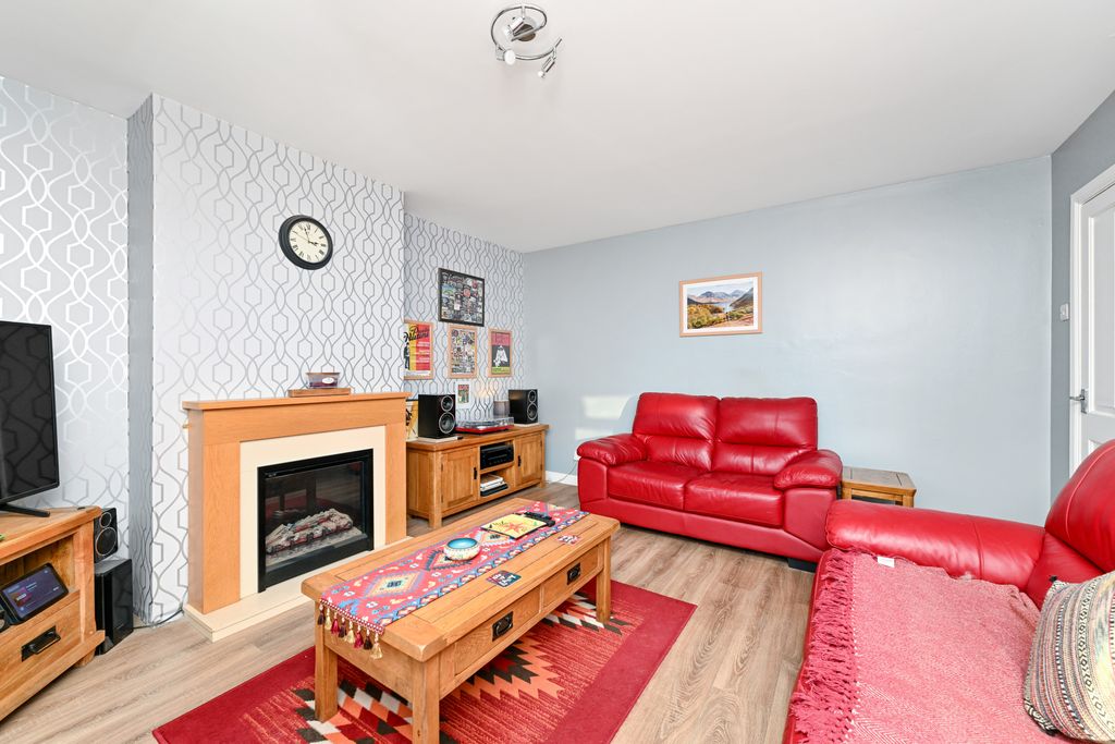 Property photo 3 of 17 Property Image 4