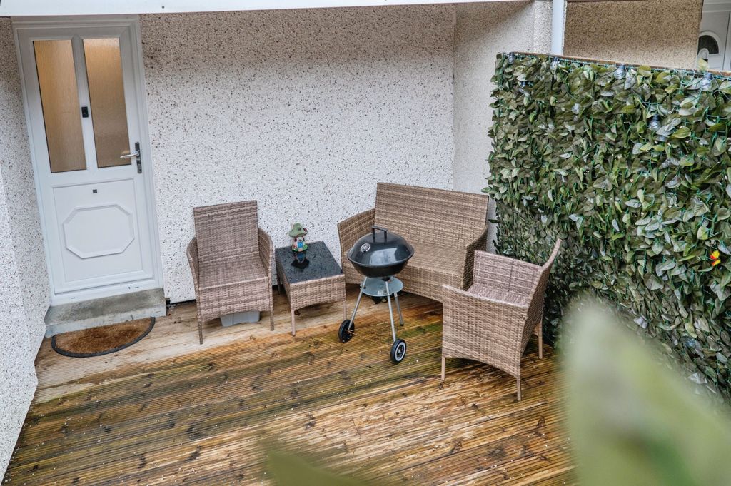 Property photo 3 of 16 Decking