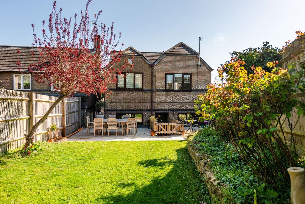 Property photo 2 of 33