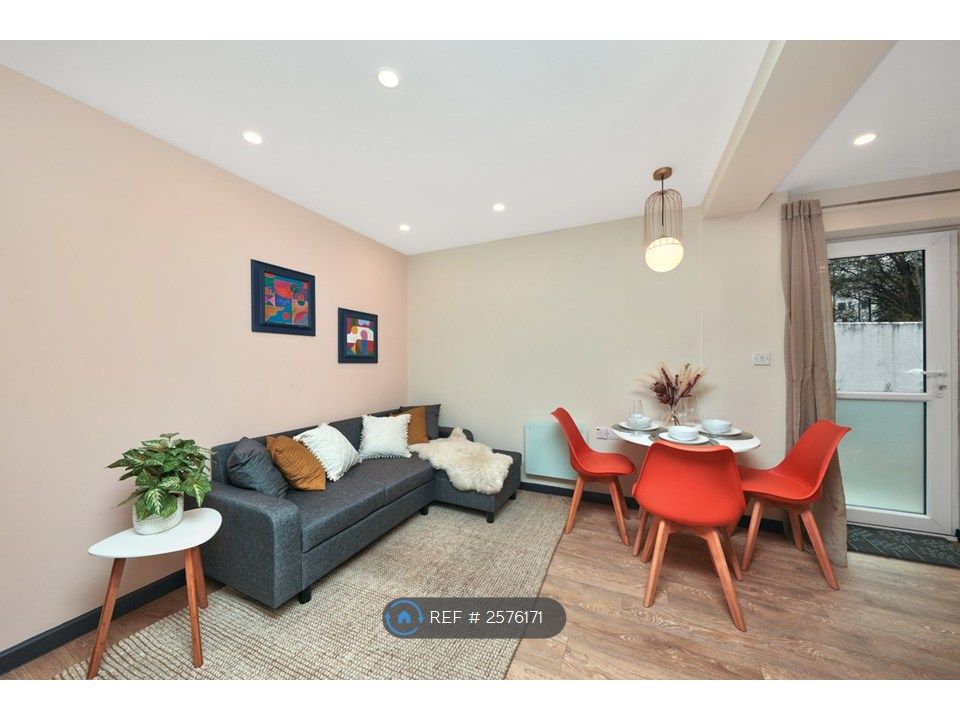Property photo 1 of 23 Living Room