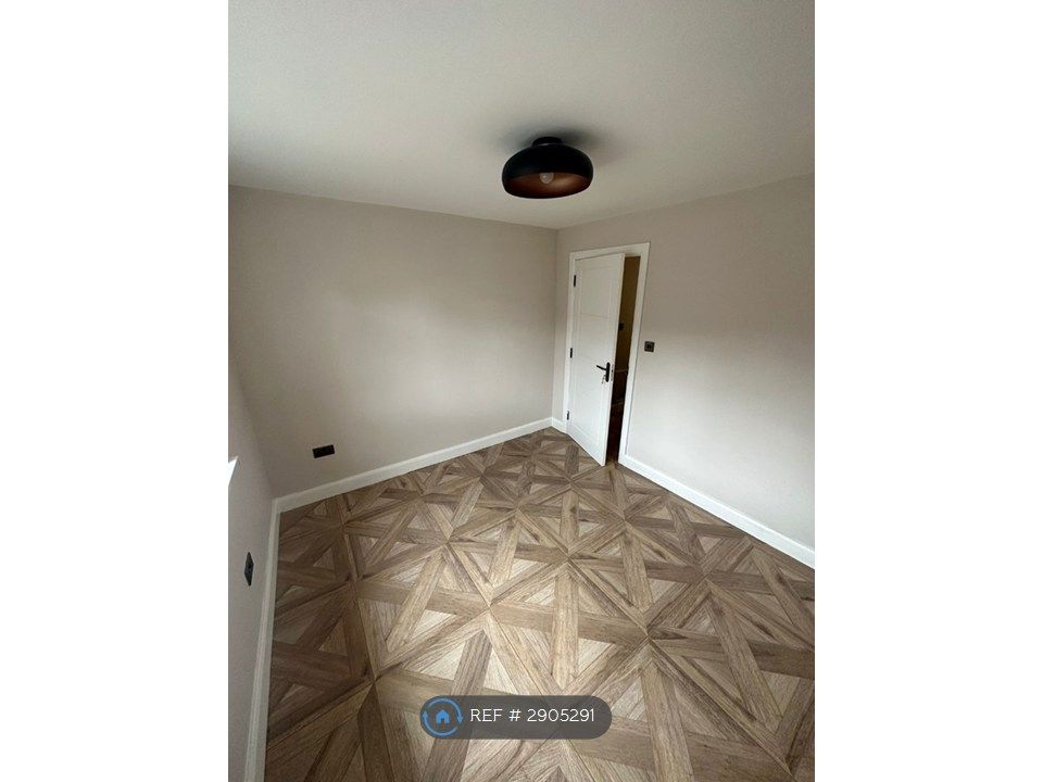 Property photo 3 of 11 Main Bedroom 2
