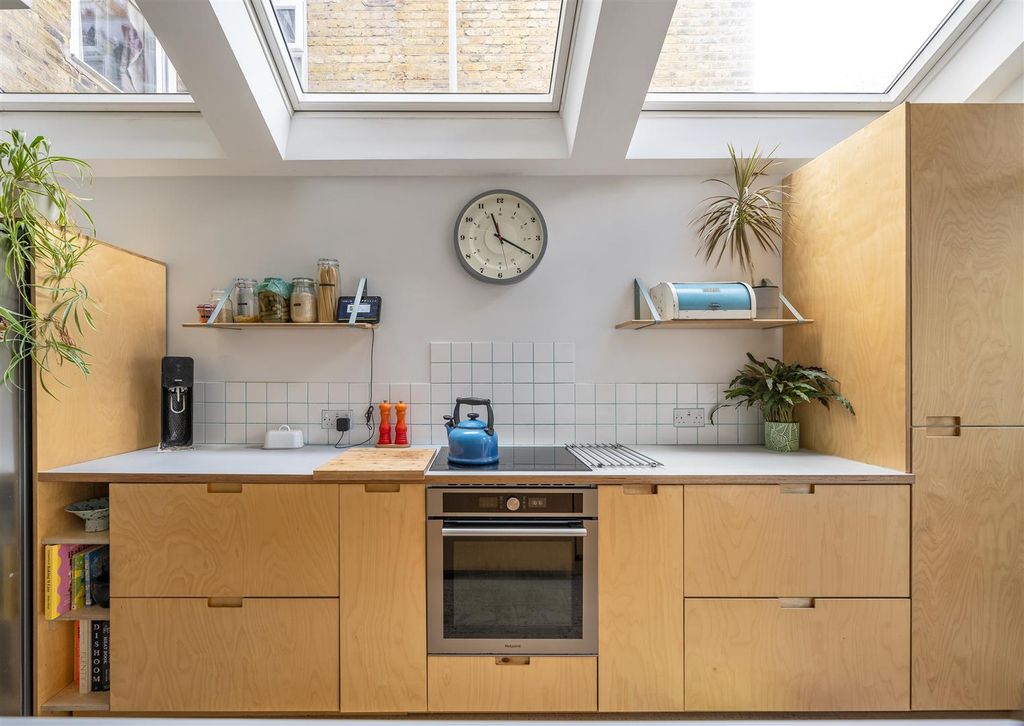 Property photo 3 of 37 Wadley Street, E11
