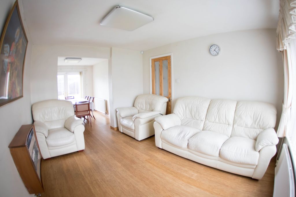 Property photo 3 of 13 Lounge
