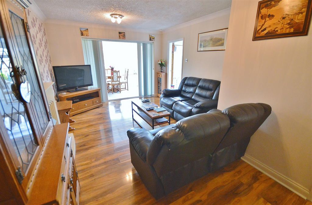 Property photo 2 of 15 Lounge