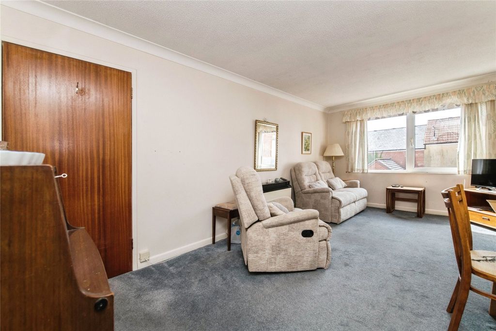 Property photo 2 of 8 Lounge