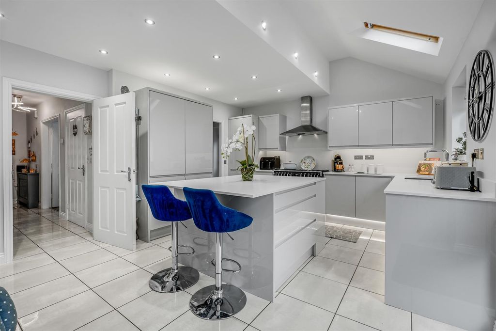 Property photo 2 of 34