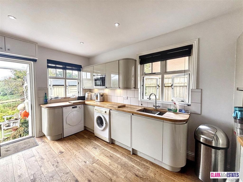 Property photo 3 of 19 Kitchen