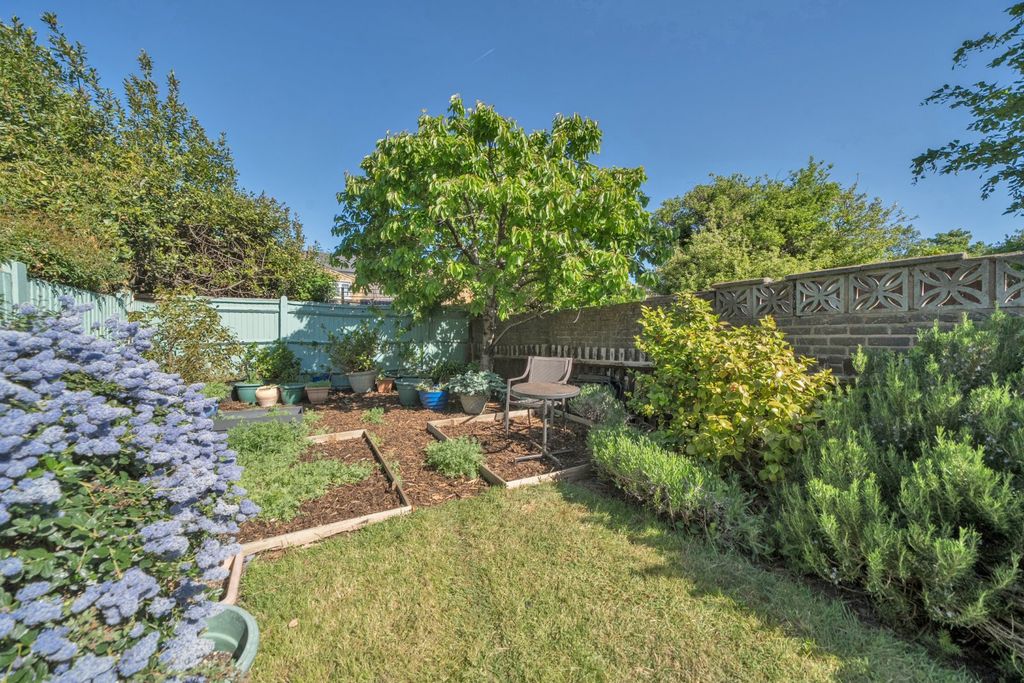 Property photo 2 of 24 Picture No. 01