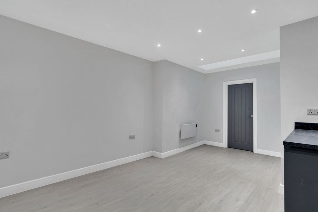 Property photo 2 of 18 Dsc00343