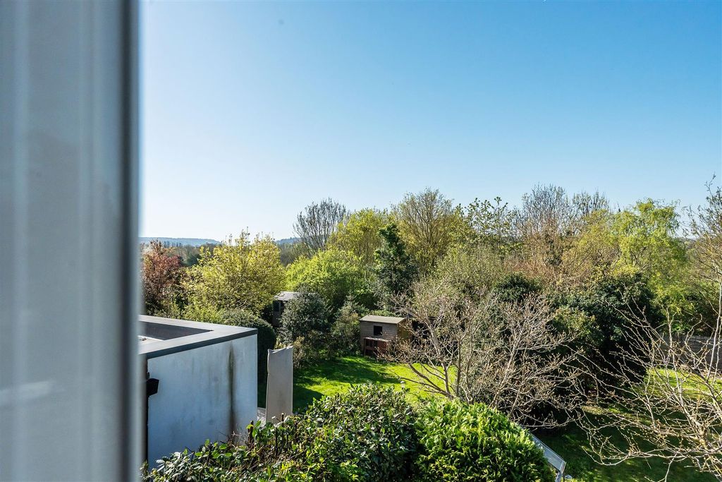 Property photo 2 of 20 28-Randalls-Road-1.Jpg