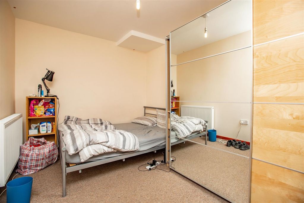 Property photo 3 of 14 Approach