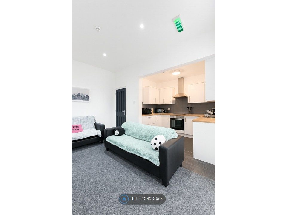 Property photo 1 of 12 Living Room