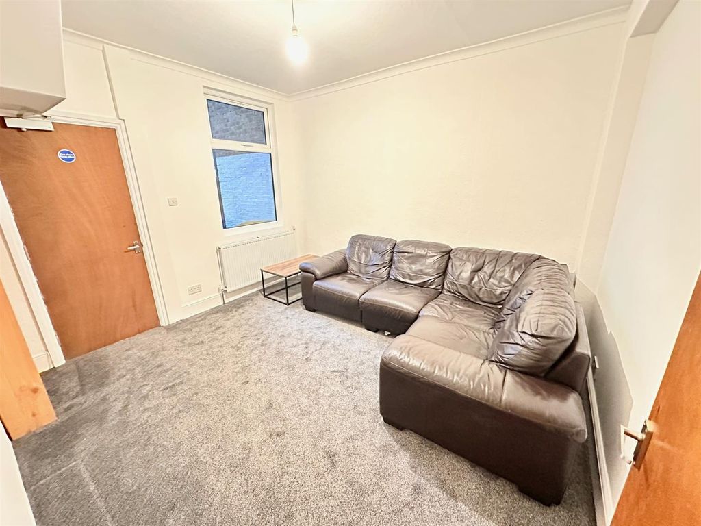 Property photo 3 of 16 Living.Jpg