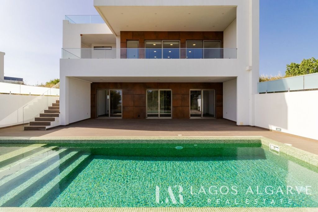 Property photo 1 of 47 3+1 Bedroom Villa With Swimming Pool And Large Terraces Near Alvor