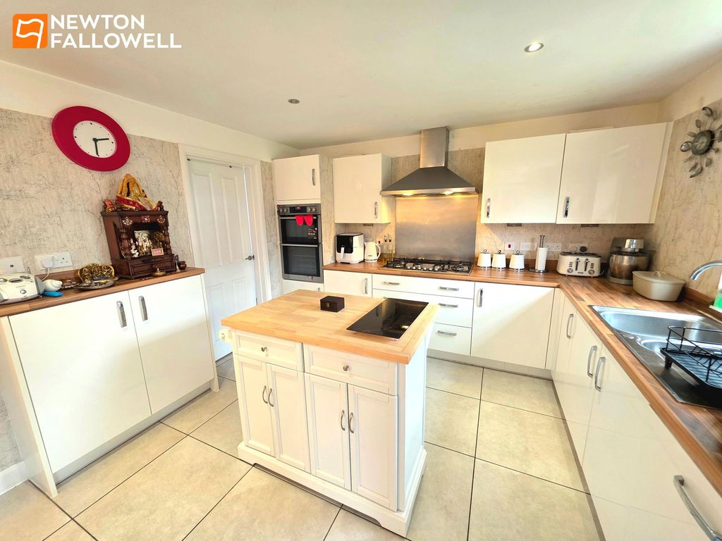 Property photo 2 of 28 Kitchen