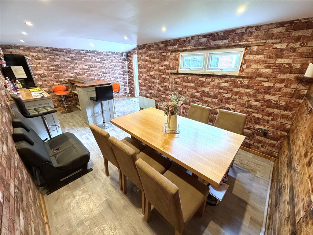 Property photo 3 of 29 Garden Room