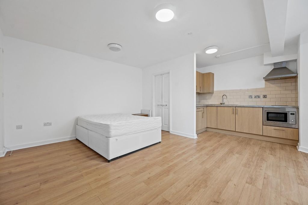 Property photo 2 of 8 Shepherds Bush Road