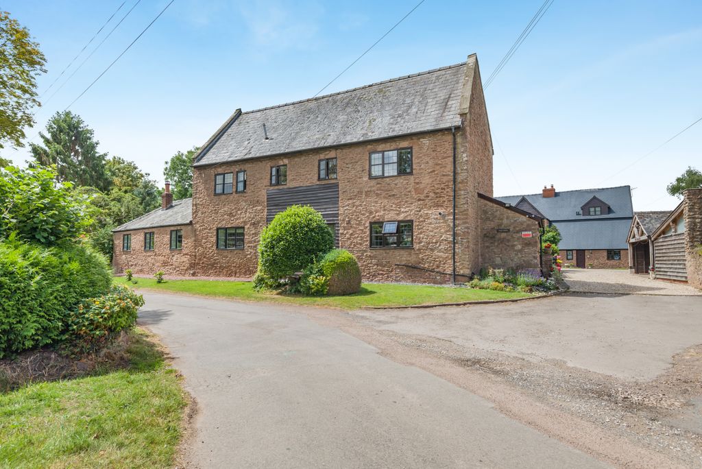 Property photo 1 of 17 8696800-Exterior03