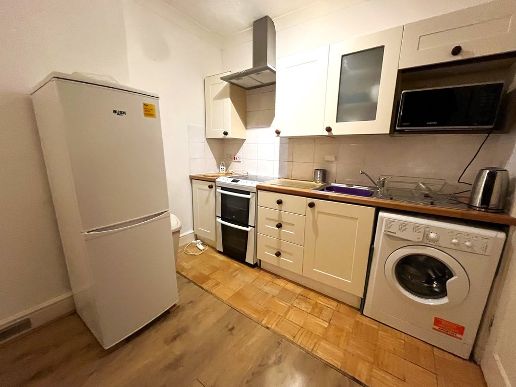 Property photo 3 of 9 Kitchen