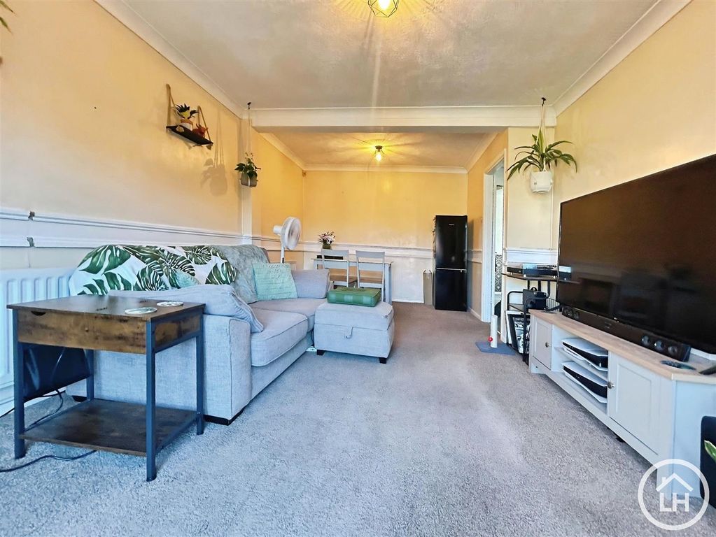 Property photo 3 of 12 Lounge