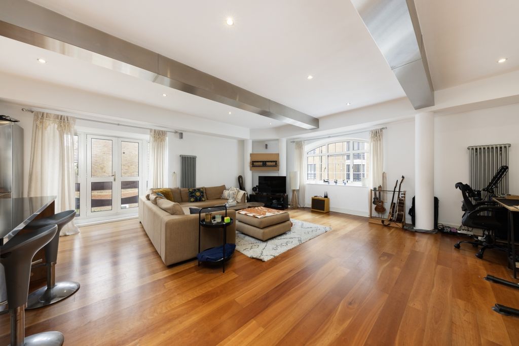 Property photo 2 of 13 Wapping High Stre...