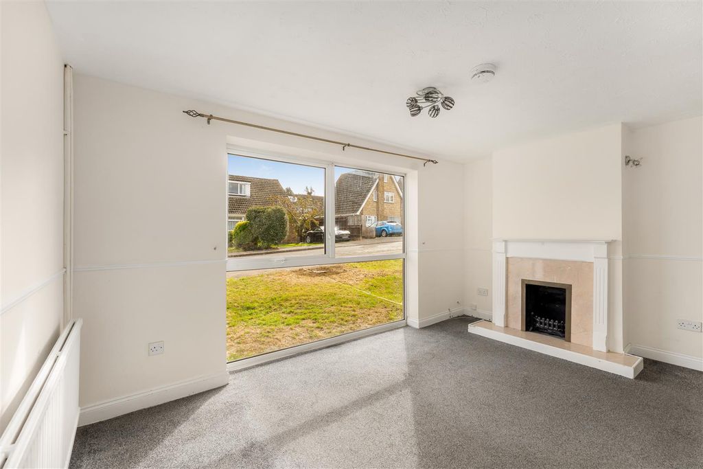 Property photo 2 of 12 37 Meadow View, Banbury-5.Jpg
