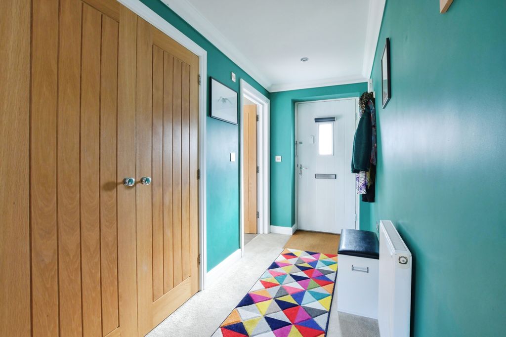 Property photo 2 of 11 Hallway