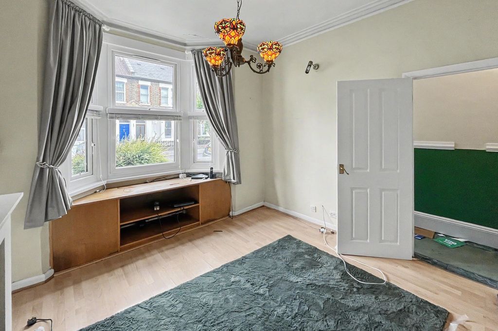 Property photo 3 of 16 52 Inworth Street, Battersea, London Sw11 3Ep