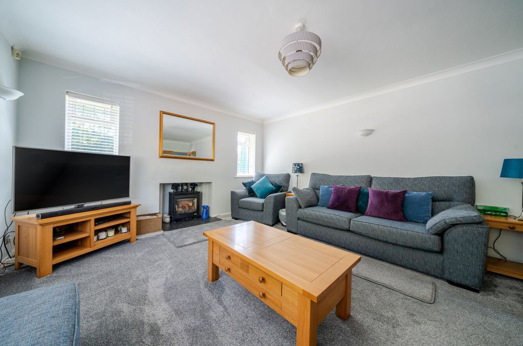 Property photo 2 of 22 1321071-24-686Fae...
