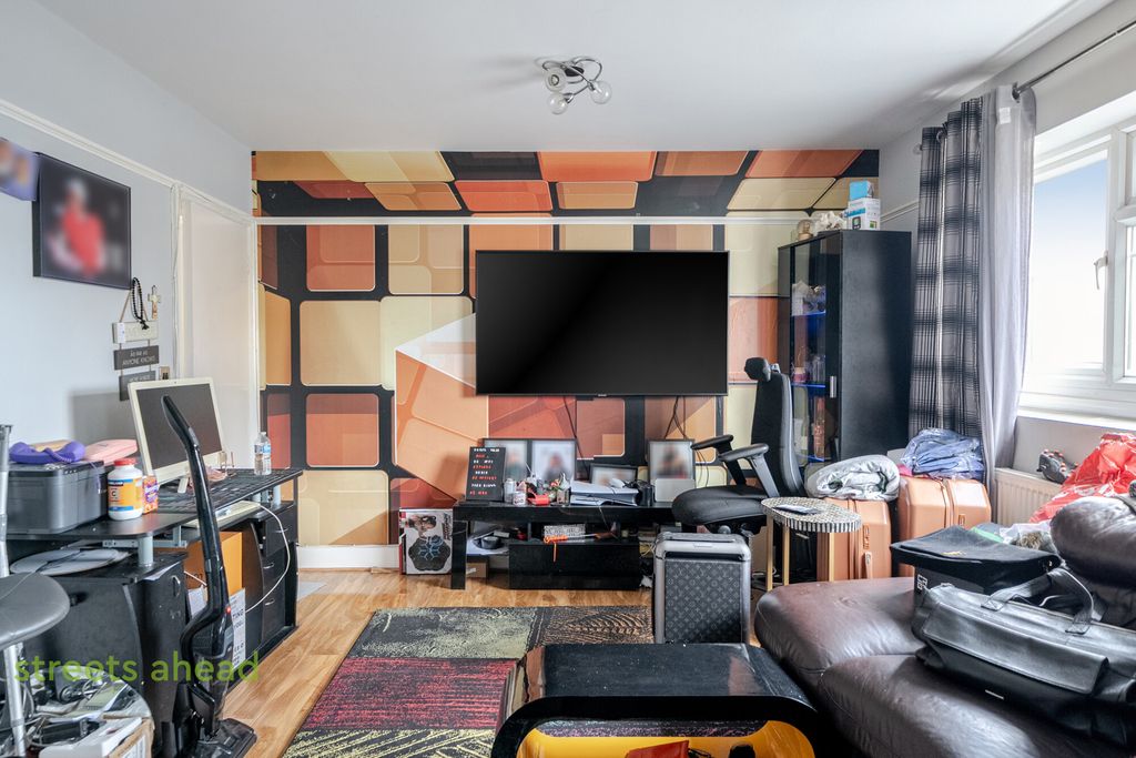 Property photo 2 of 16 7ce761E3-0d68-49d...