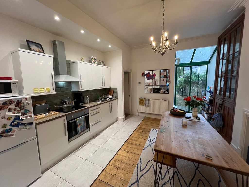 Property photo 1 of 7 Kitchen