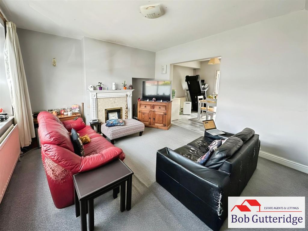 Property photo 3 of 13 Lounge