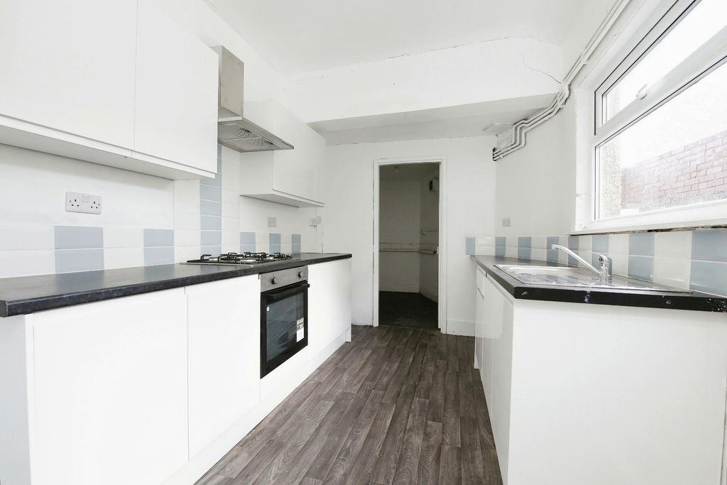 Property photo 2 of 9 Kitchen