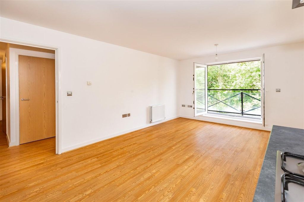 Property photo 2 of 12 Blenheim Square 8