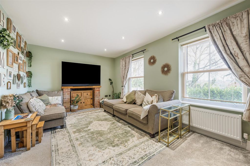 Property photo 2 of 21 Lounge.Jpg