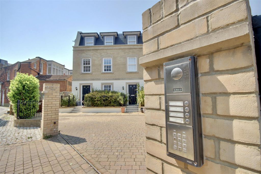 Property photo 1 of 28 Bf27Ebca-E840-4C1D-Befb-83Ff1Bd16274_1_201_A.Jpeg