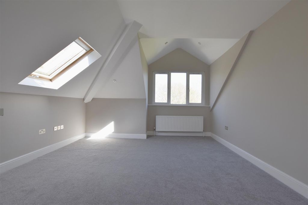 Property photo 3 of 10 Lounge..Jpg