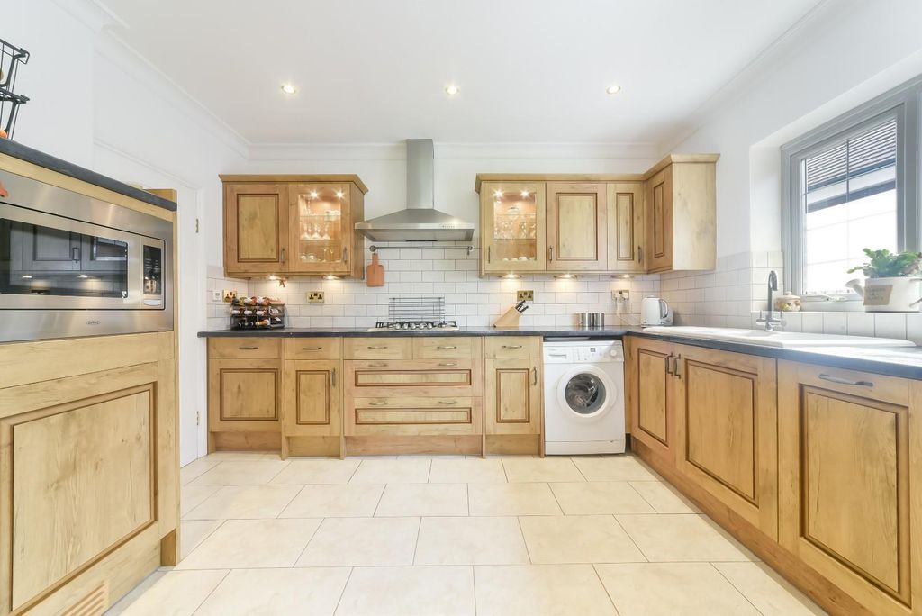 Property photo 2 of 16 Chapel Way, 127- (6).Jpg