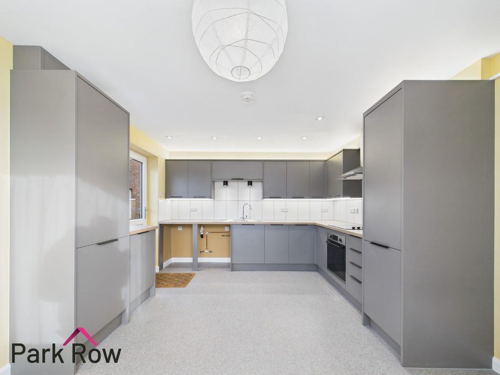 Property photo 3 of 21 Kitchen