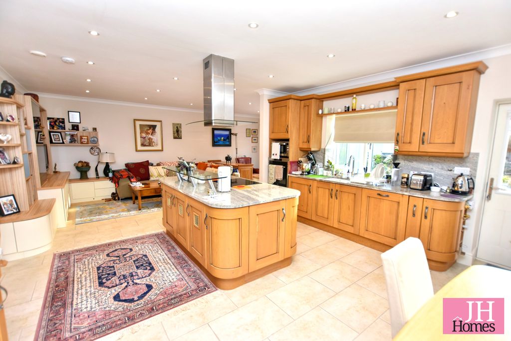 Property photo 3 of 25
