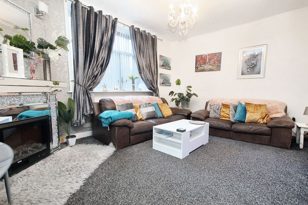 Property photo 2 of 32