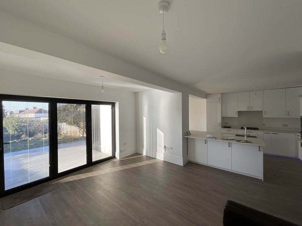 Property photo 2 of 12 67 Southdown Lounge Kitchen 2