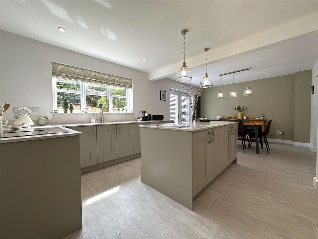 Property photo 2 of 24 Superb Open-Plan Dining Kitchen 297