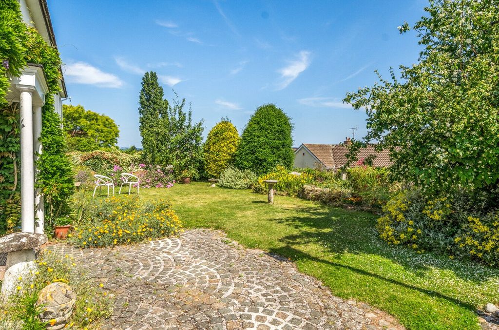 Property photo 3 of 13 Garden