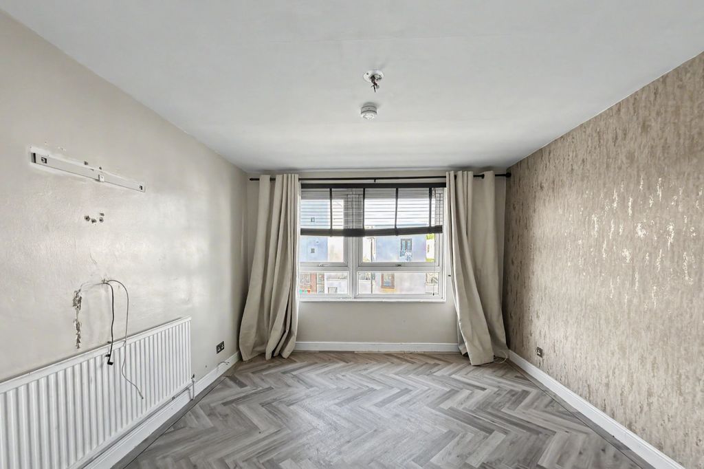Property photo 3 of 9 Flat 15 Birtwhistle House, 150 Parnell Road, Tower Hamlet, London E3 2Jy