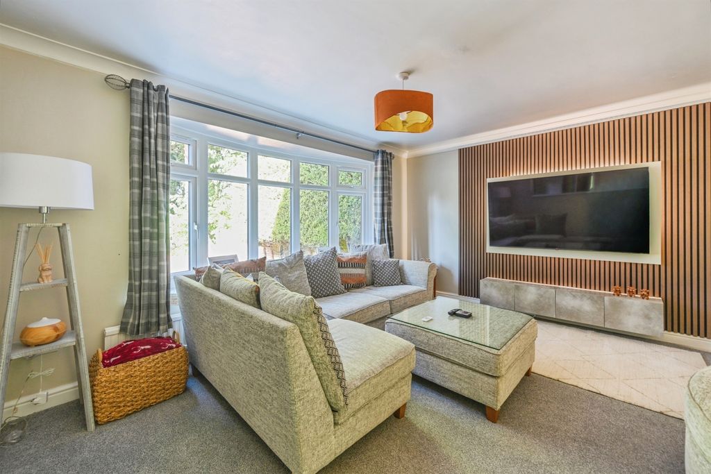 Property photo 3 of 18 Lounge: