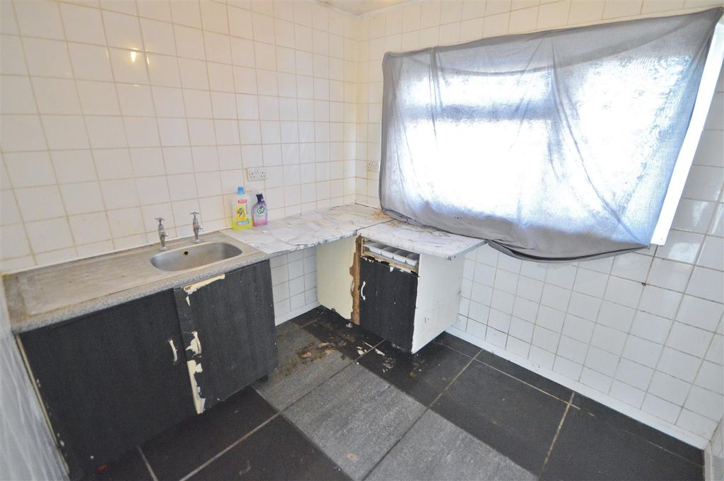 Property photo 3 of 7 Kitchen