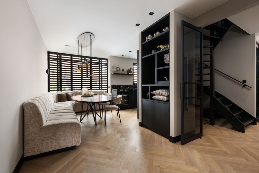 Property photo 2 of 43