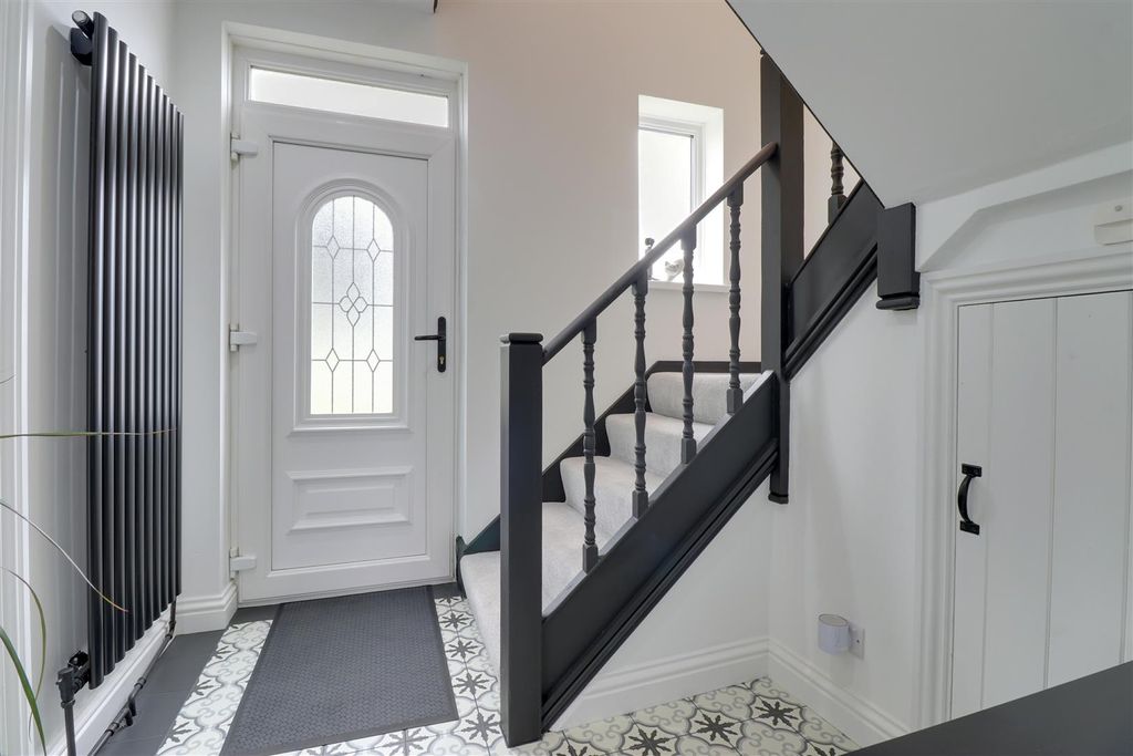 Property photo 2 of 18 Entrance Halll