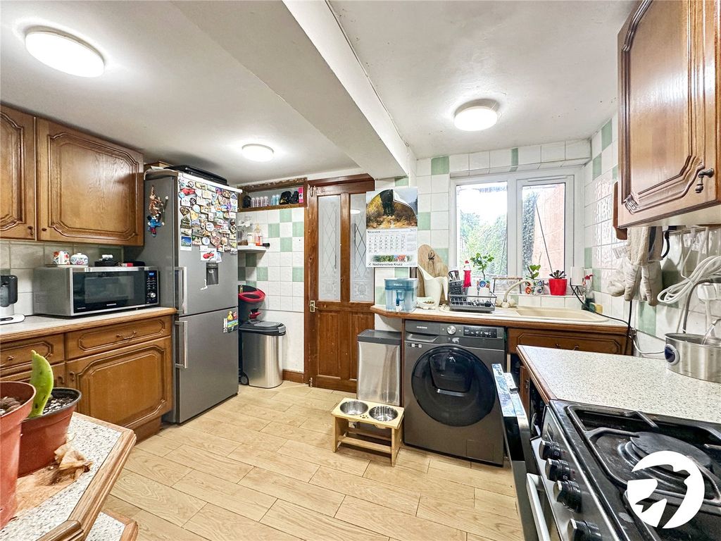 Property photo 3 of 11 Kitchen